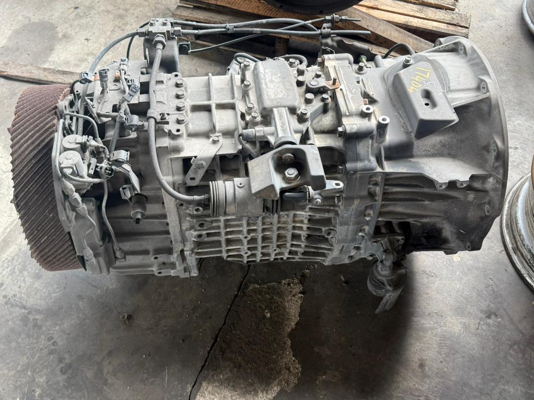 Single heavy-duty transmission gearbox, stripped and ready.
